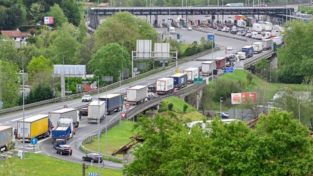 Se pide una intervención inmediata para terminar con el bloqueo de la frontera de Irún