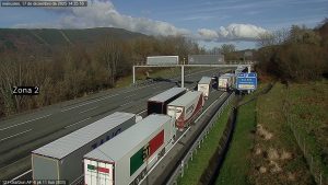 La situación en la frontera con Francia vuelve a poner en evidencia un problema recurrente: las protestas del sector agrario francés continúan y, una vez más, los transportistas españoles son quienes sufren directamente las consecuencias. Los cortes de carreteras se prolongan ya por cuarto día consecutivo y el tránsito internacional sigue gravemente afectado, sin que se haya articulado una respuesta eficaz que permita restablecer la normalidad.